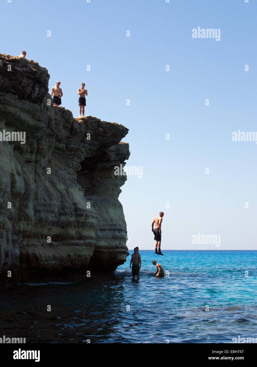 Die Grotten, an Cavo Greco, nicht weit von Ayia Napa, Zypern, ist ein beliebter Ort für Touristen. Sie springen von den Klippen ins Meer. Stockfoto