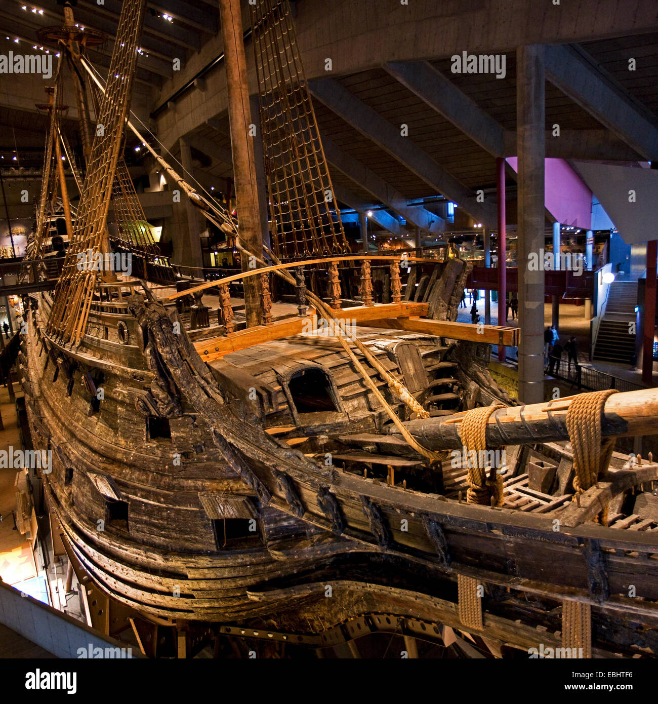 Das Königliche schwedische Kriegsschiff Vasa in seinem Museum. Es sank im Jahre 1628 und wurde im Jahr 1956 wieder gefunden. Stockfoto