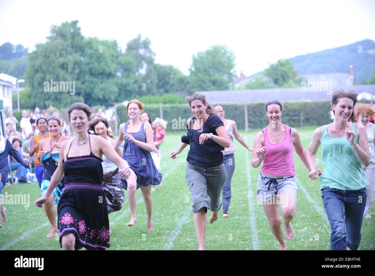 Mütter im Rennen am Schulsporttag Stockfoto