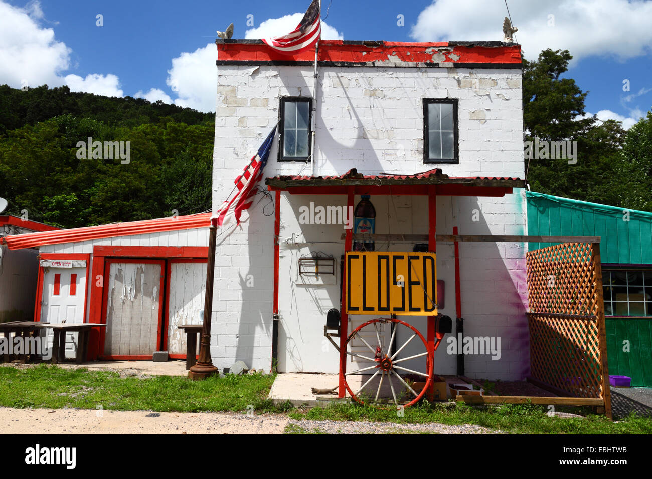 Geschlossene Zeichen und alte Wagen vor Haus Rad / store in der Nähe von Gettysburg, Pennsylvania, USA Stockfoto