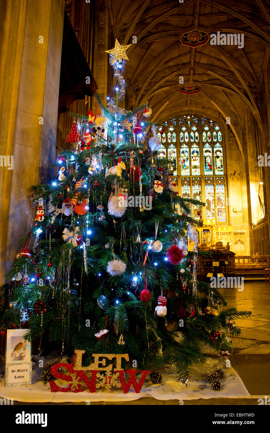 Weihnachtsbaum in der St. Mary's Church, Warwick, Warwickshire, England, Großbritannien Stockfoto