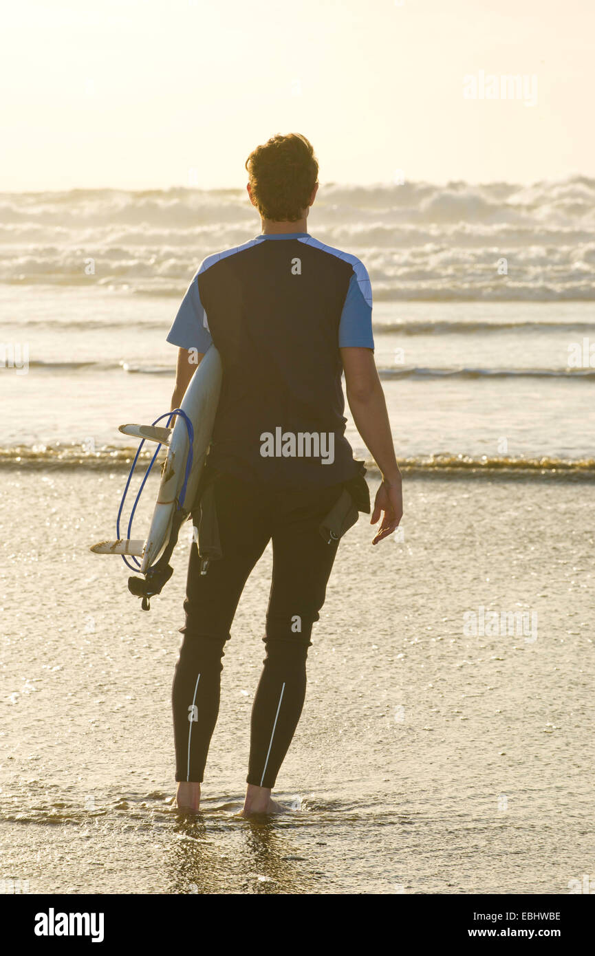 Blick auf das Meer mit Surfbrett Surfer Stockfoto