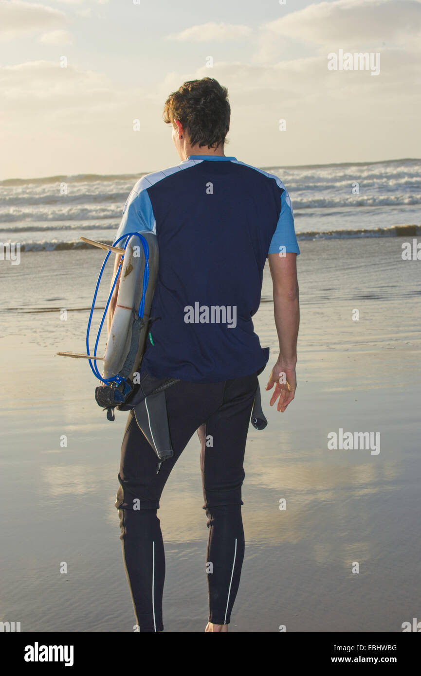 Blick auf das Meer mit Surfbrett Surfer Stockfoto