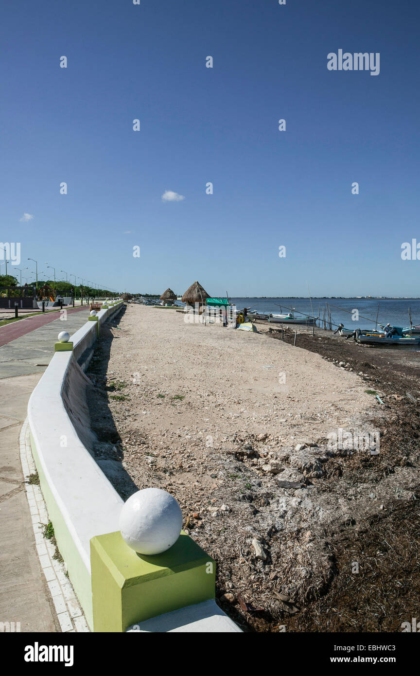 Blick entlang der Melecon zeigt Bürgersteig, Laufstrecke, Strand, Palapas und Bay, Campeche, Mexiko. Stockfoto