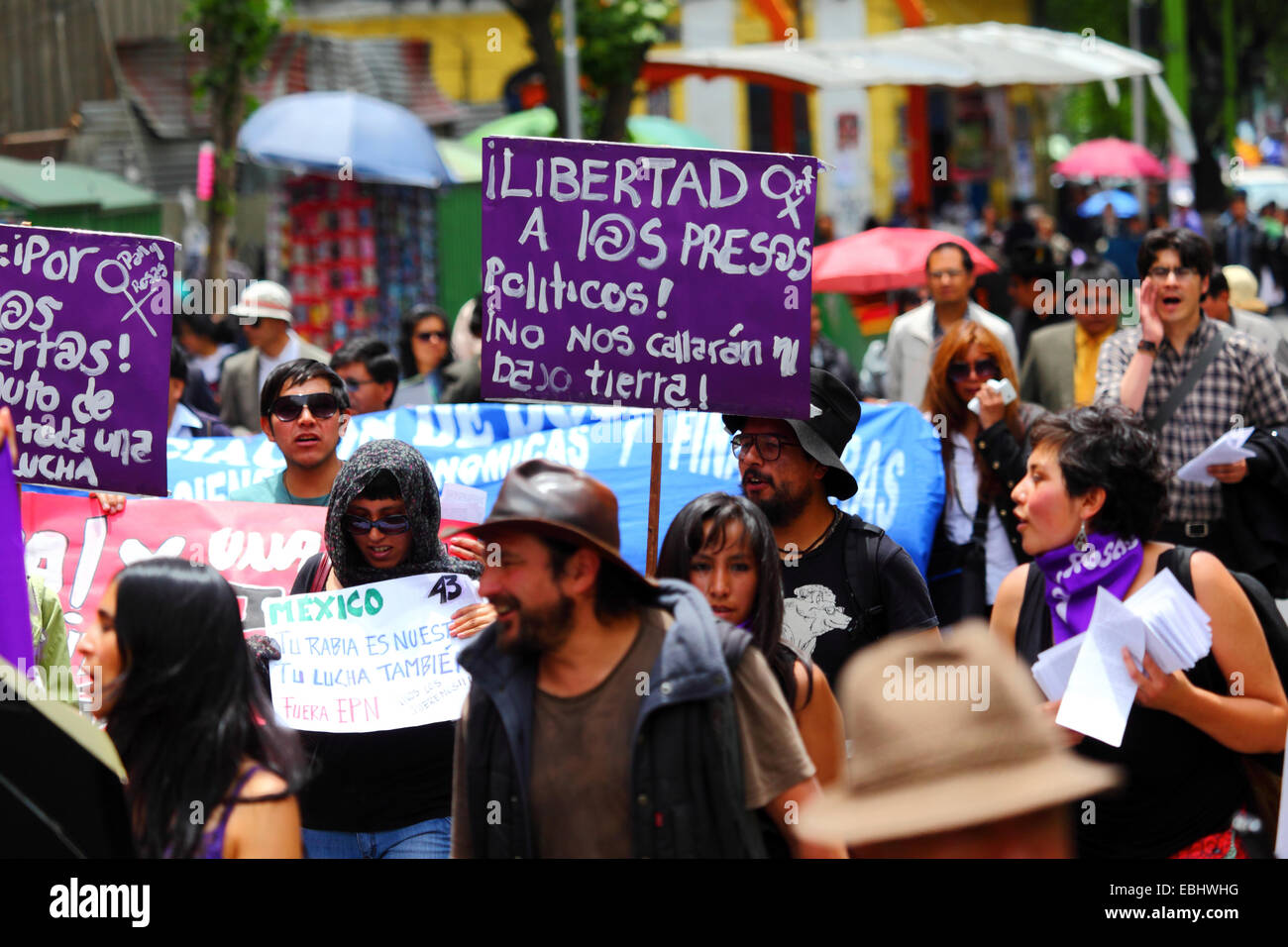 Demonstranten marschieren, um Gerechtigkeit zu fordern für die 43 vermissten Studenten in Mexiko und die Freilassung der politischen Gefangenen, La Paz, Bolivien Stockfoto