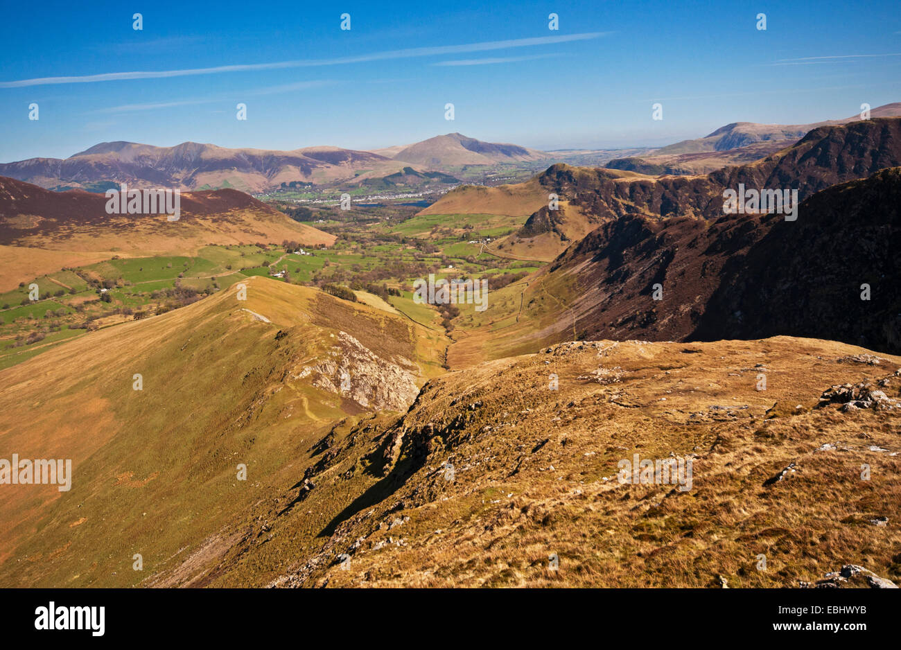 Auf der Suche über den Bergrücken des hohen Snab Bank und darüber hinaus, die Newlands Valley im Lake District National Park von Robinson. Stockfoto