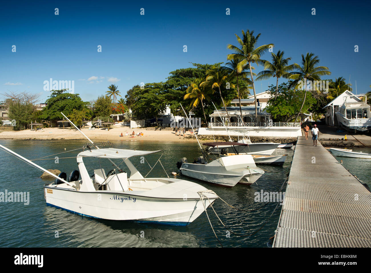 Mauritius, Trou Aux Biches, Freizeit Boot vor Anker aus öffentlichen Strand Stockfoto