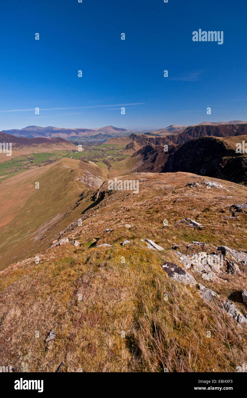 Auf der Suche über den Bergrücken des hohen Snab Bank und darüber hinaus, die Newlands Valley im Lake District National Park von Robinson. Stockfoto