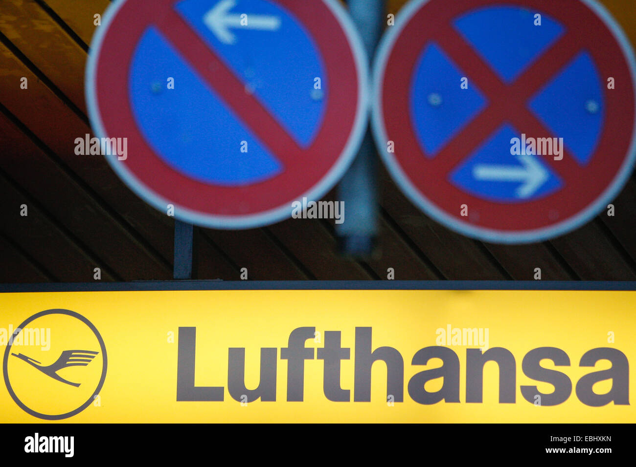 Berlin. 1. Dezember 2014. Foto aufgenommen am 1. Dezember 2014 zeigt eine Tafel mit Lufthansa Logo in Tegel Airport, Berlin, Deutschland. Deutsche Lufthansa, sagte am Montag, dass es fast die Hälfte der geplanten Flüge am Montag und Dienstag aufgrund eines Streiks der Piloten abgebrochen hatte. © Zhang Fan/Xinhua/Alamy Live-Nachrichten Stockfoto