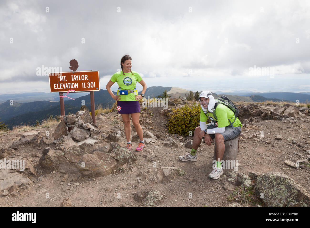 Läufer erreichen den Gipfel, während die Mt Taylor 50k am 27. September 2014 Stockfoto