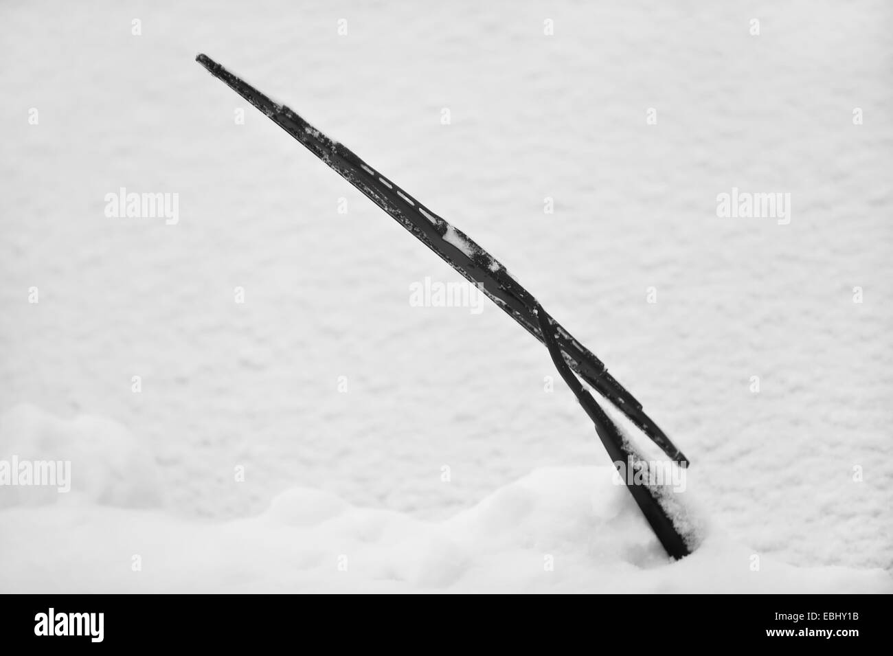 Detail mit einem Auto Scheibenwischer nach Schneefall Stockfoto