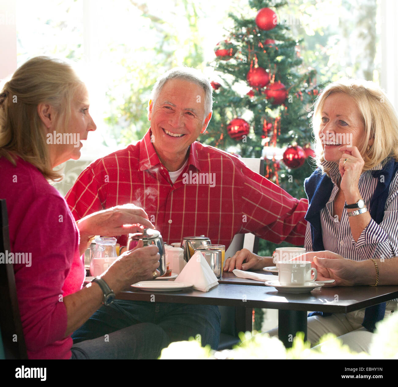 Applying Paare beim Kaffee und ein Schwätzchen zu Weihnachten Stockfoto