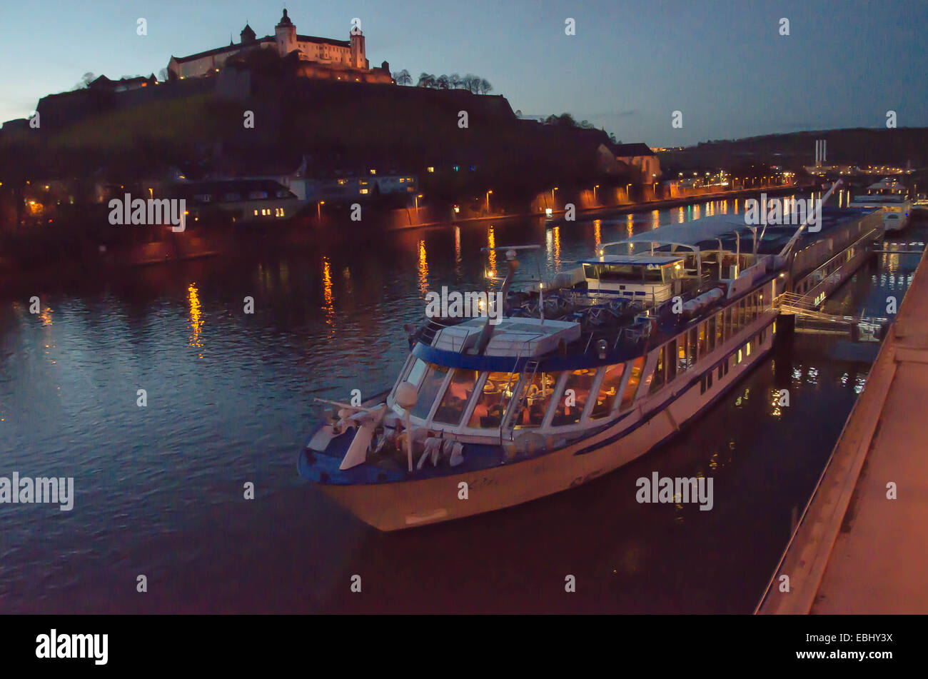 Deutschland. Franken, Würzburg, Mainufer, große Passagierschiff auf der Main Fluss, Würzburg Burg, Festung Marienberg Stockfoto