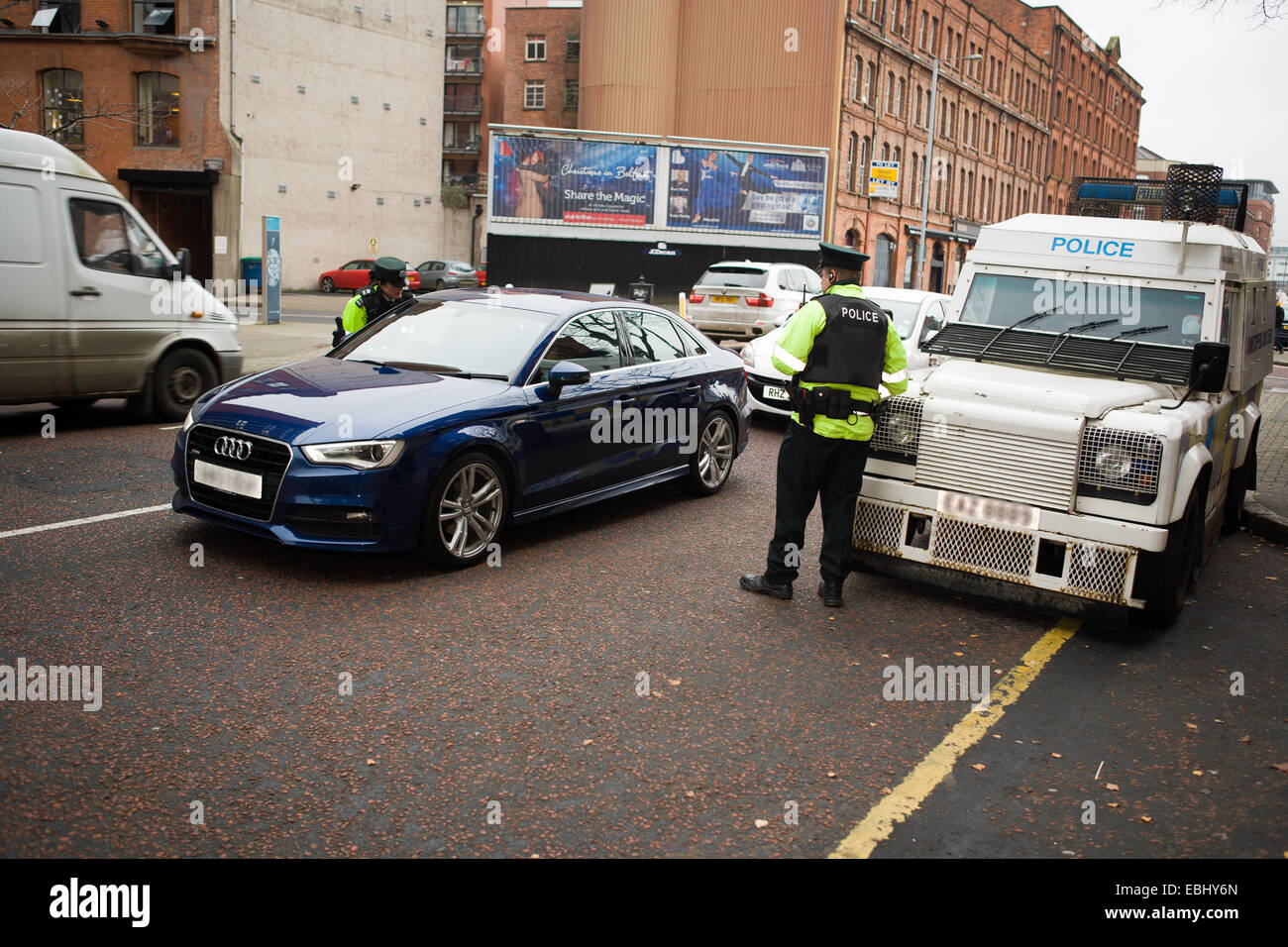 Ormeau Avenue, Belfast, Nordirland, Vereinigtes Königreich 1. Dezember 2014. Ein PSNI Offizier, begleitet von einem zweiten Offizier hält einen blauen Audi und im Gespräch mit dem Fahrer an einem Kontrollpunkt der Polizei. Die Polizei in Nordirland gestiegen auf dem Boden Polizeiarbeit aufgrund der erhöhten Terrorgefahr im Vorfeld Weihnachten Credit: Bonzo/Alamy Live News Stockfoto