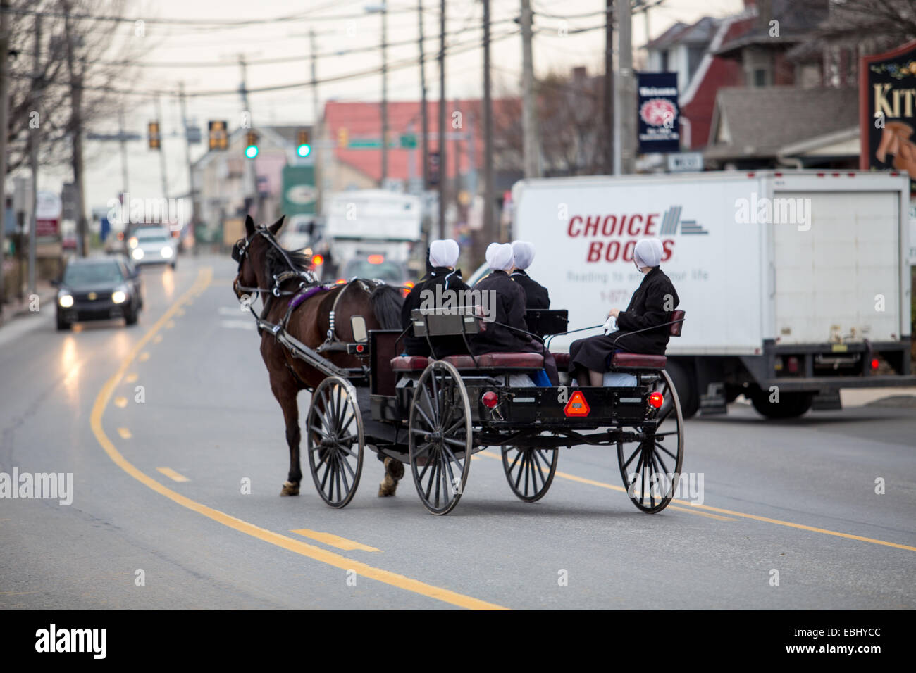 Amischen in Lancaster County verwenden Horse-drawn Wagen für den Transport auf befahrenen Autobahnen. Stockfoto