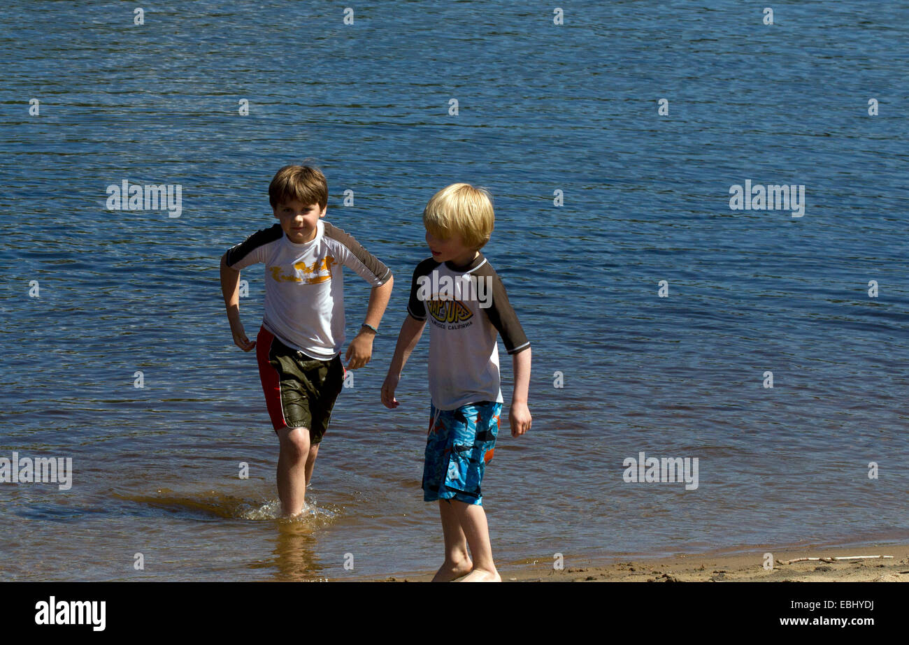 Zwei jungen am Rande eines Sees in den Adirondack State Park. Adirondacks See. Stockfoto