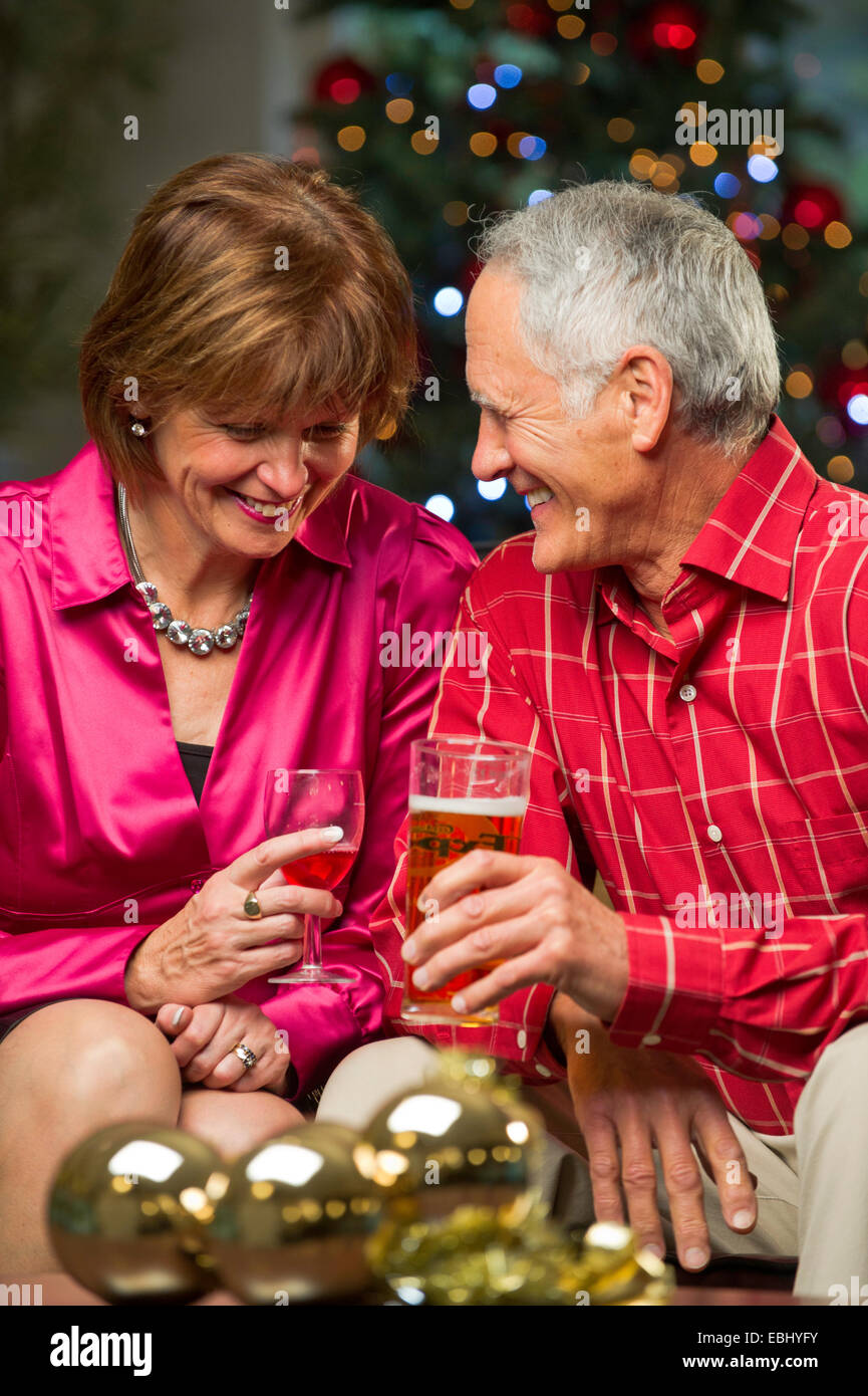 Paar genießt einen Weihnachts-drink Stockfoto