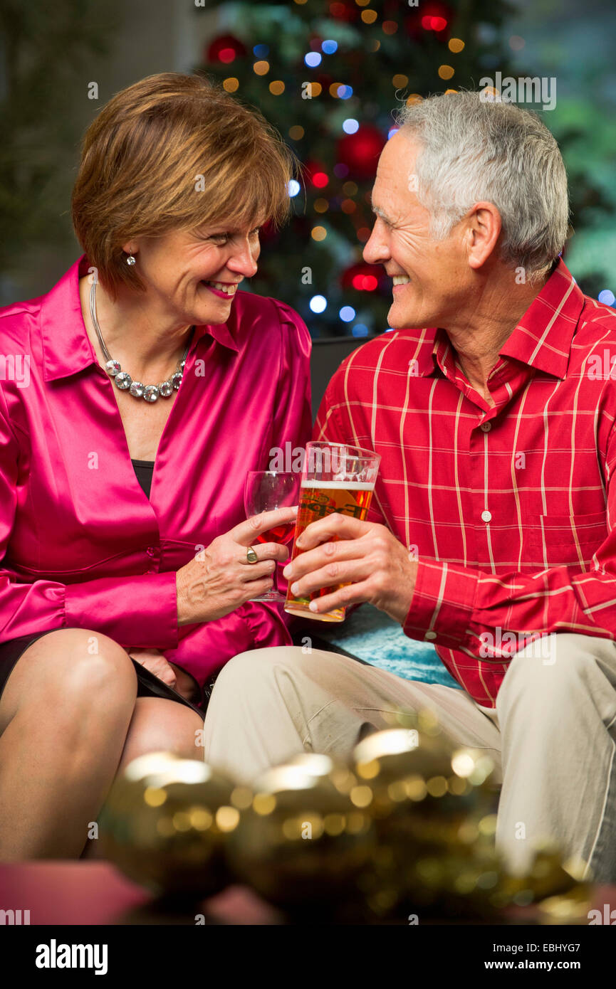 Paar genießt einen Weihnachts-drink Stockfoto