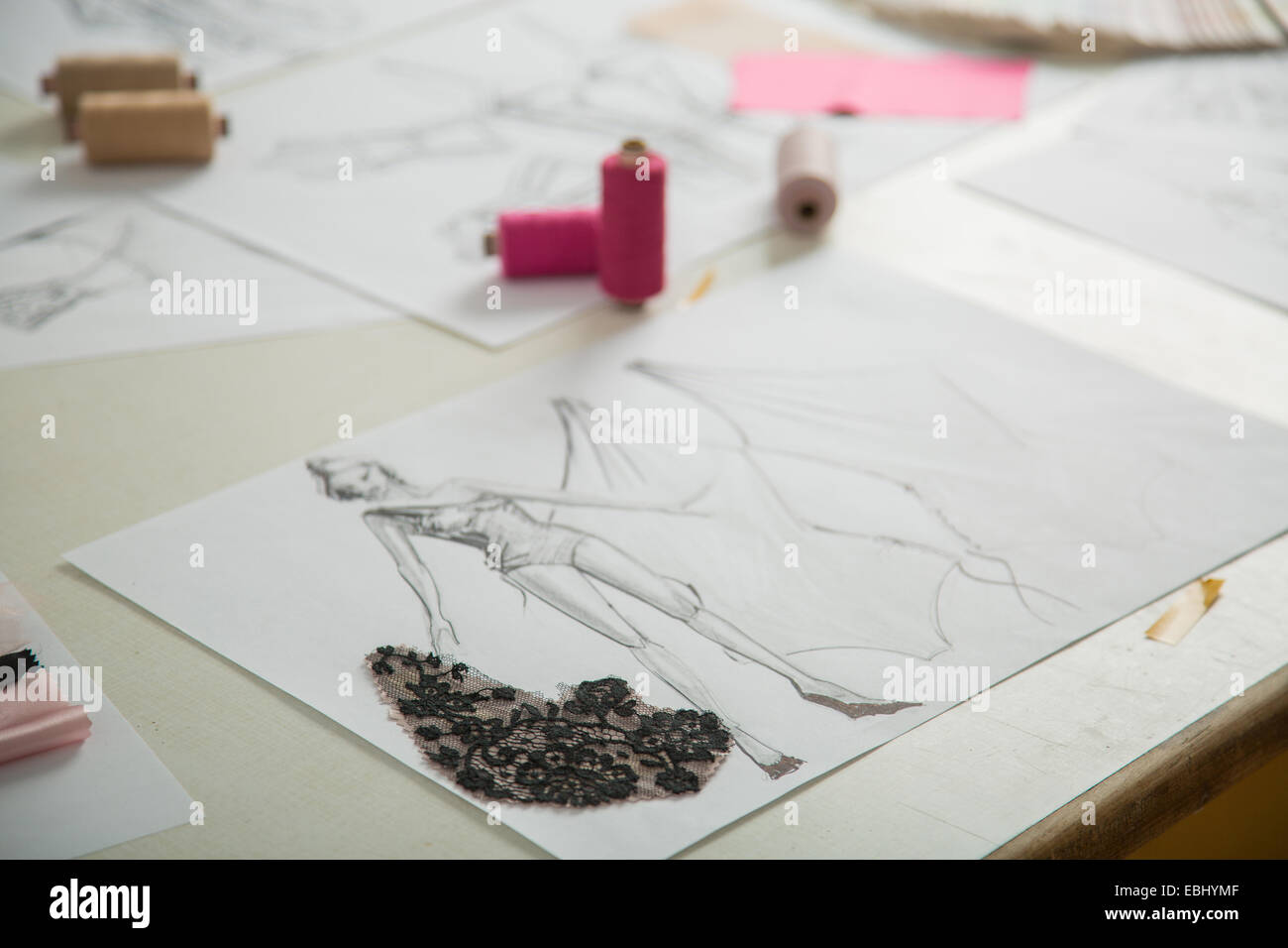 Modedesigner im Gange auf Schneider Tisch Stockfoto