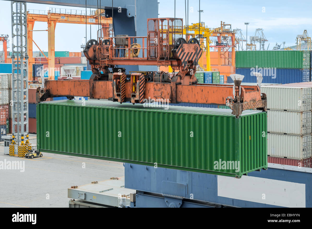 Shore-Kran Verladung von Containern im Frachtschiff Stockfoto