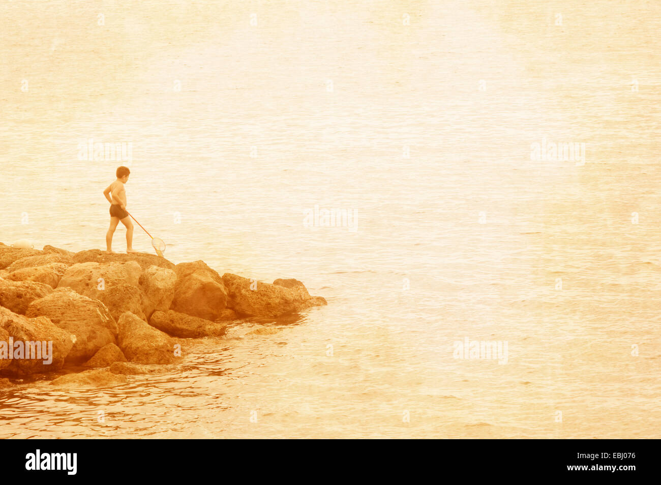 Junge stand am Strand. Stockfoto