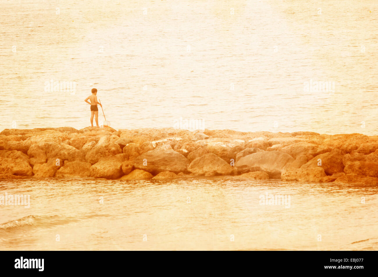 Junge stand am Strand. Stockfoto