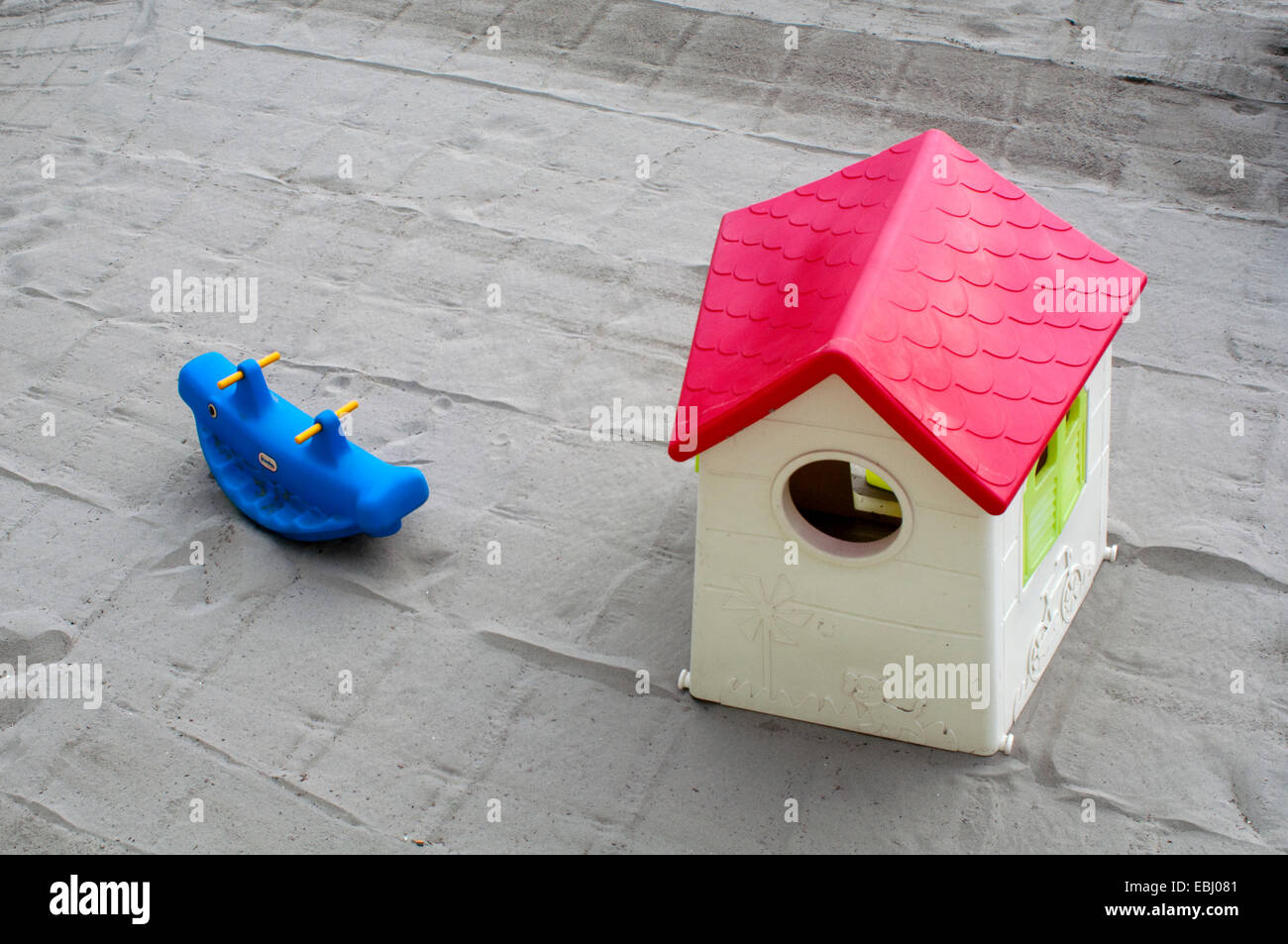 Miniaturhaus auf Sand Stockfoto