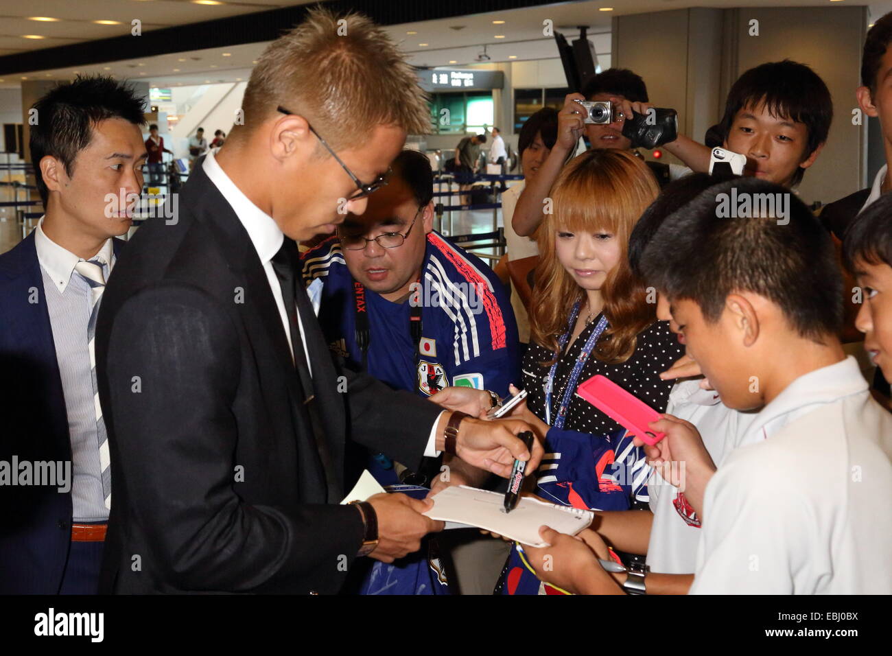 Italien anhand Keisuke Honda (AC Milan) Sternzeichen japanischen Fußball Autogramme für die Fans 2. September 2014 am Flughafen Narita Chiba. Er kehrte zurück, um für die Nationalmannschaft von Japan in die Kirin Challenge Cup 2014 internationale Spiele zu spielen. © Motoo Naka/AFLO/Alamy Live-Nachrichten Stockfoto