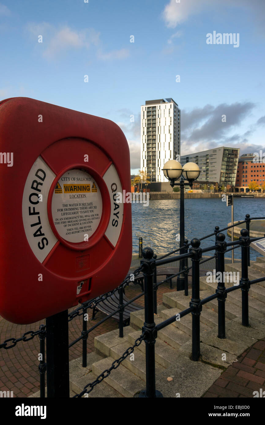 Rettungsring Halterung an der Promenade, Erie Basin, Salford Quays, Harbour City, Manchester, UK Stockfoto