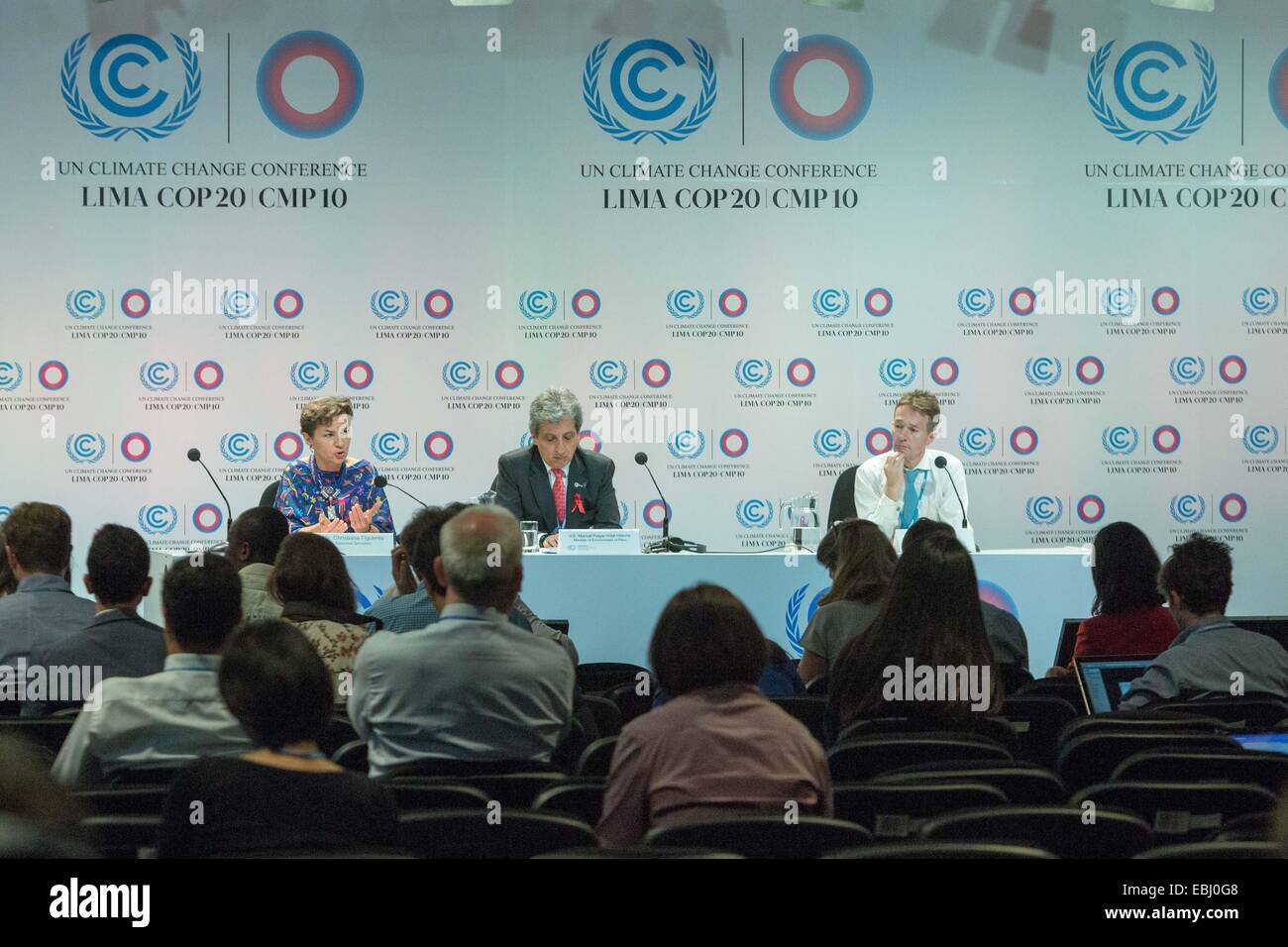 Lima, Peru. 1. Dezember 2014. Reporter besucht eine Pressekonferenz des Rahmenübereinkommens der Vereinten Nationen über Klimaänderungen (UNFCCC), in Lima, Hauptstadt von Peru, 1. Dezember 2014. © Xu Zijian/Xinhua/Alamy Live-Nachrichten Stockfoto