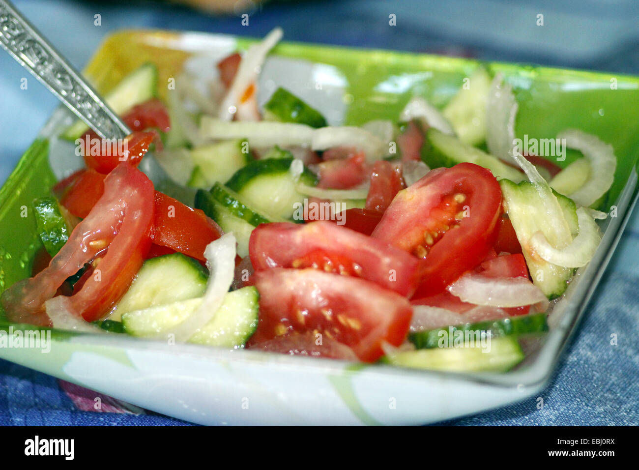 Bild der Salat aus frischen Gurken, Tomaten und Zwiebeln Stockfoto