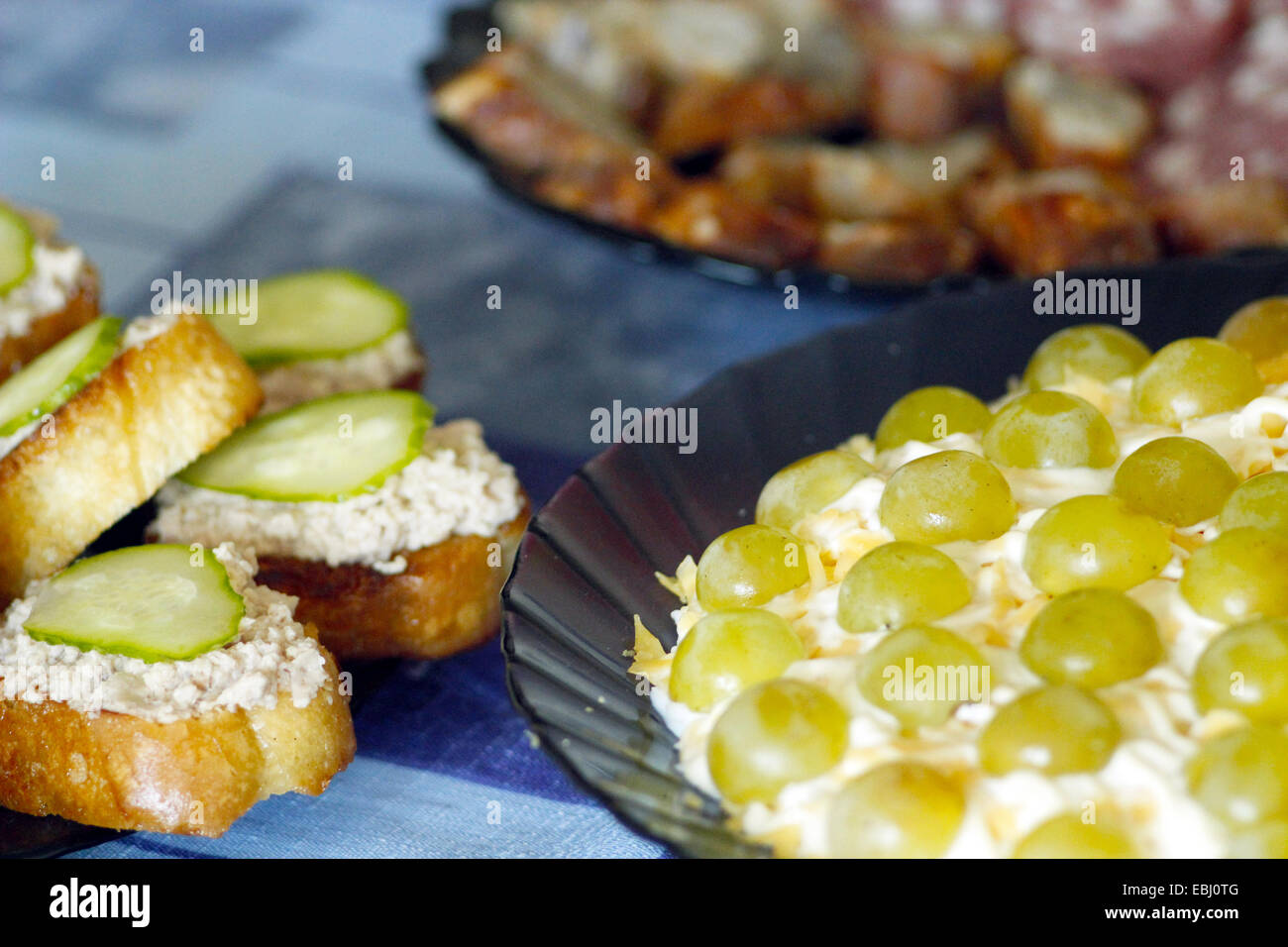 leckeren Toast mit Cod Leber und Salat mit grünen Trauben Stockfoto