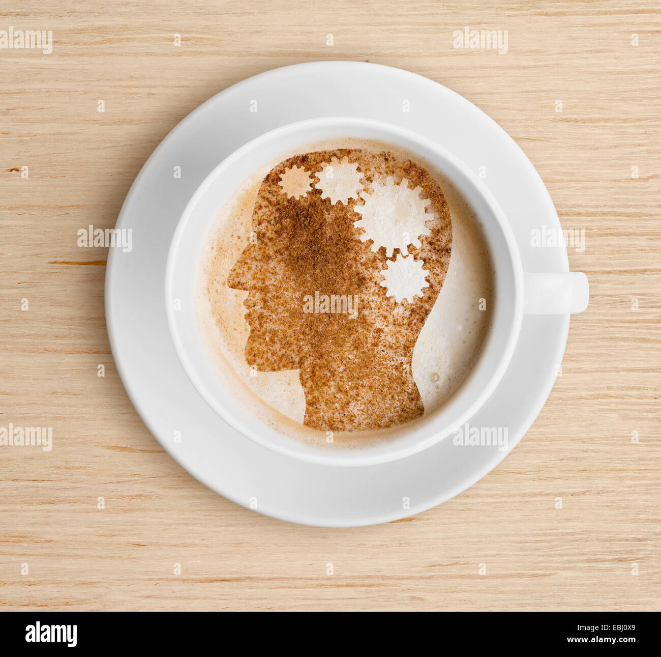 Kaffeetasse mit Gehirn auf Schaum. Erfrischendes Konzept. Stockfoto