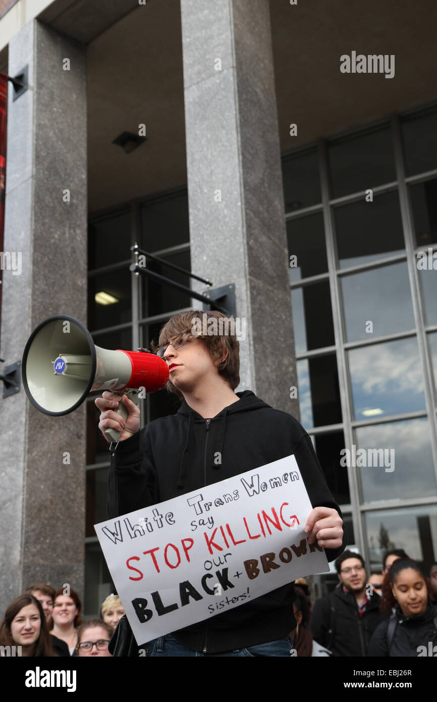 Amherst, Massachusetts, USA. 1. Dezember 2014. Eine weiße Trans-Frau spricht über die hohe Rate der Gewalt gegen transsexuellen Frauen der Farbe, an der "Hands Up, Walk Out" Protest an der University of Massachusetts Amherst, Amherst, Massachusetts, USA, auf Kredit-Montag, 1. Dezember 2014: Susan Pease/Alamy Live News Stockfoto