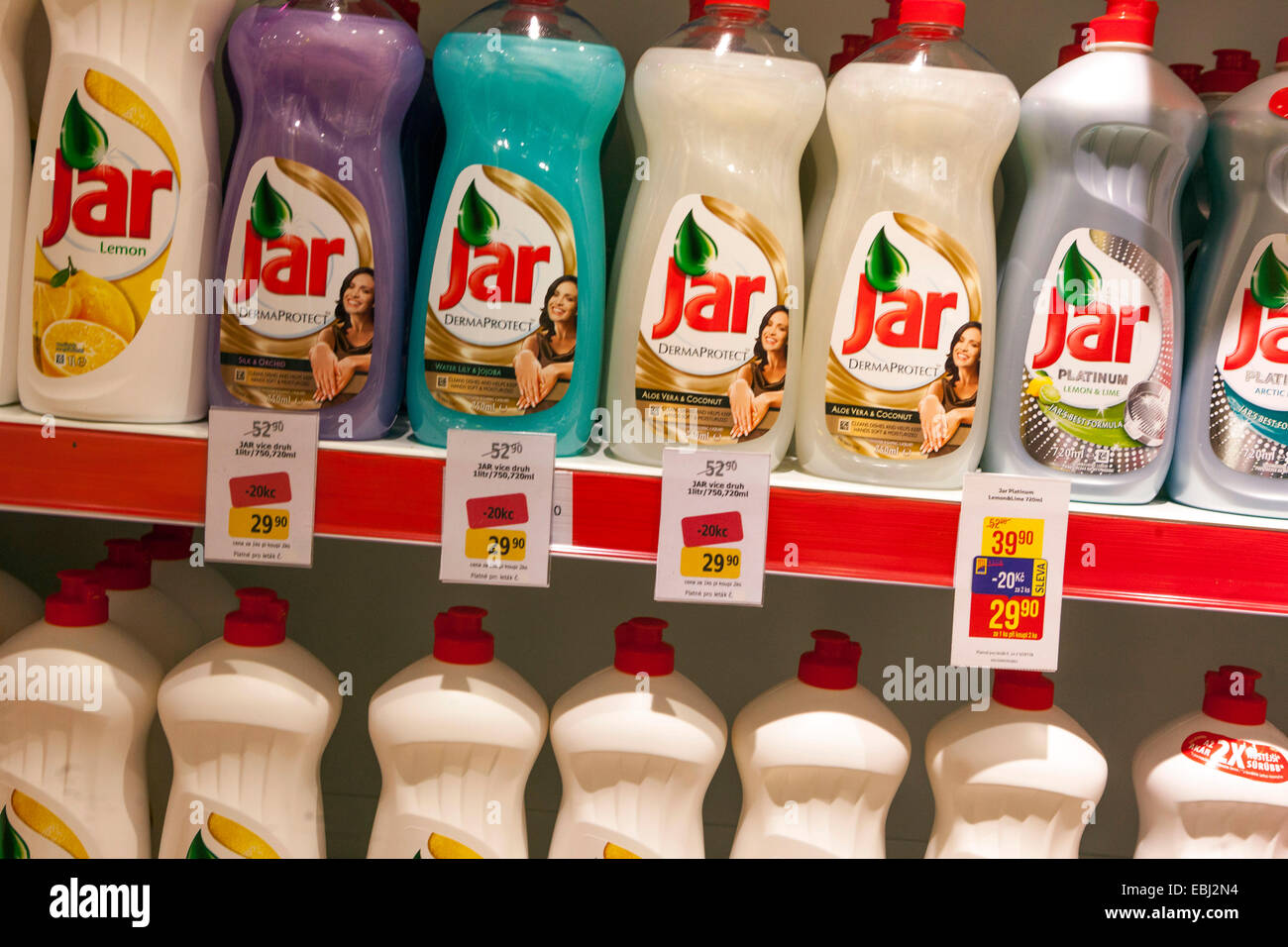 Mixbecher Waschpulverregal in einem Supermarkt Geschirrspülmaschine Waschmittel Tschechien Stockfoto