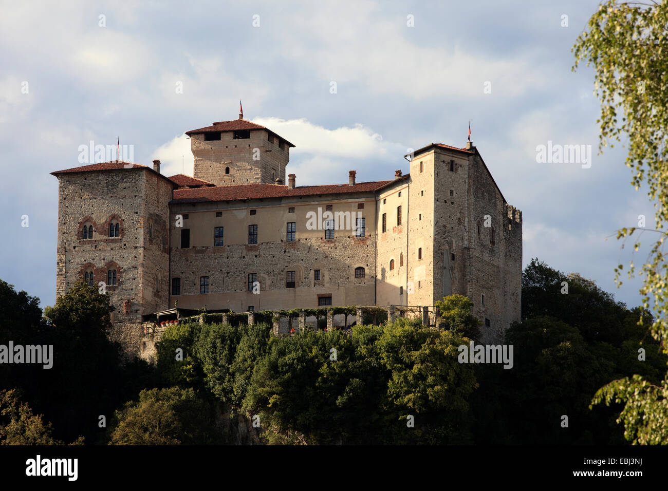 Blick auf Rocca Borromeo in Angera, Angera, Lago Maggiore, Varese, Lombardei, Italien. Stockfoto