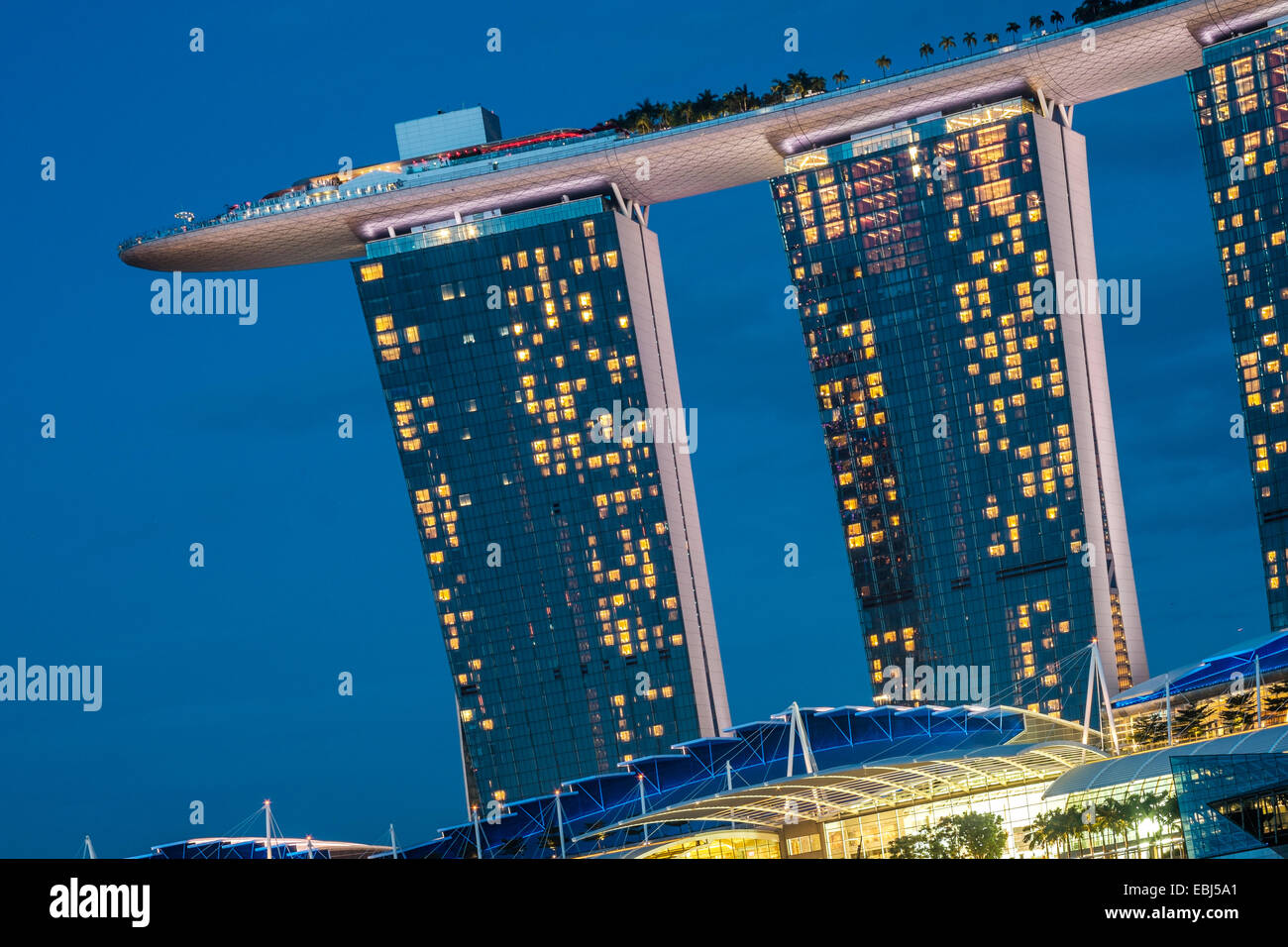 Moderne Architektur an der Bucht in Singapur Stockfoto