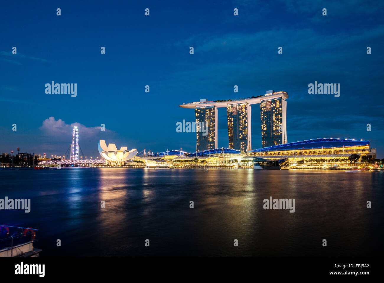 Moderne Architektur an der Bucht in Singapur Stockfoto