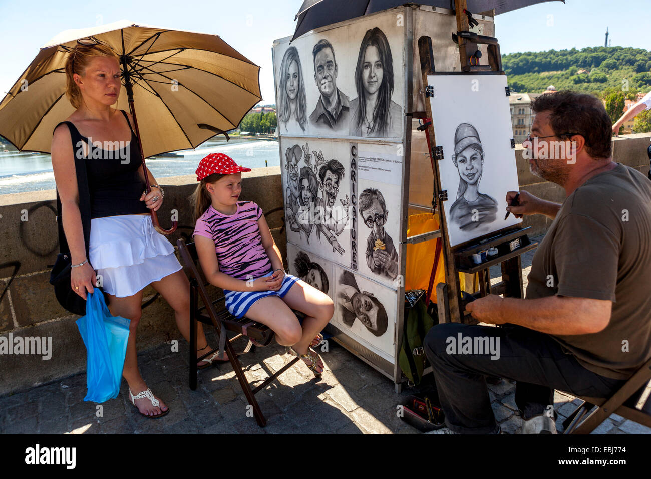 Straßenkünstler bei der Arbeit, Zeichnung Porträt auf der Karlsbrücke Prag, Tschechische Republik Stockfoto