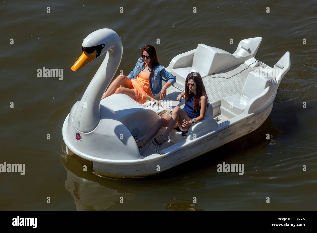 Frauen in Schwan Tretboot, Touristen Fahrt auf der Moldau Tschechien Stockfoto