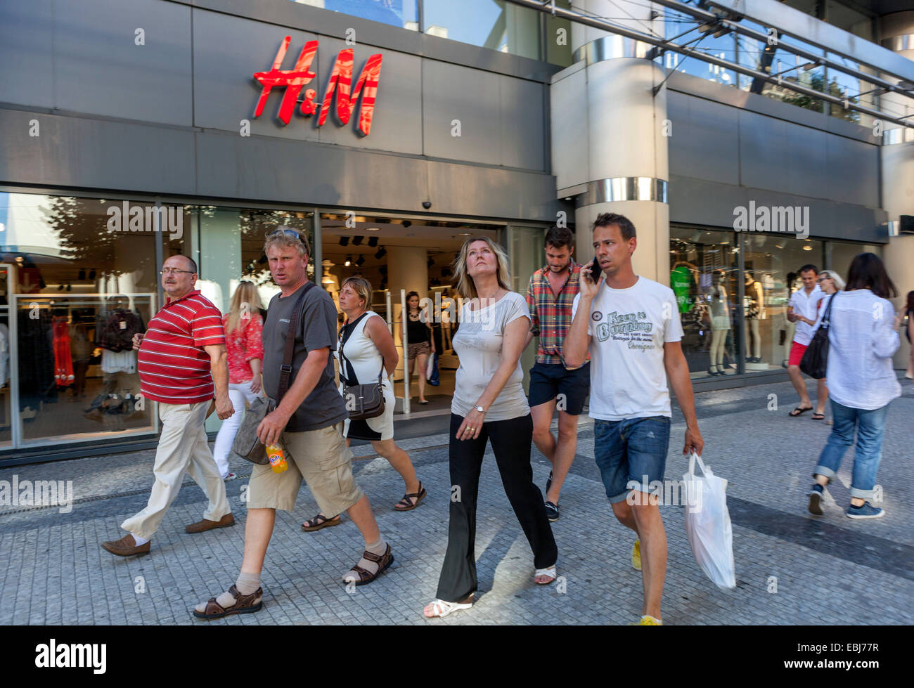 Einkaufsmöglichkeiten in Prag, H&M-Geschäft in der Na Prikope Straße, Touristen, die Leute gehen, Einkaufsstraßen Fußgänger Stockfoto