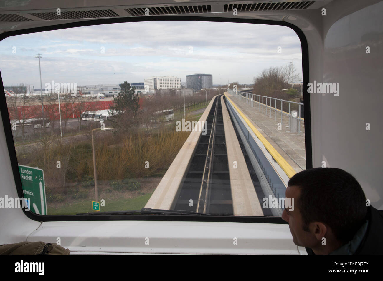 An Bord die Monorail Zug verbindet Gatwick South und Gatwick North Flughafen-Terminals. Stockfoto
