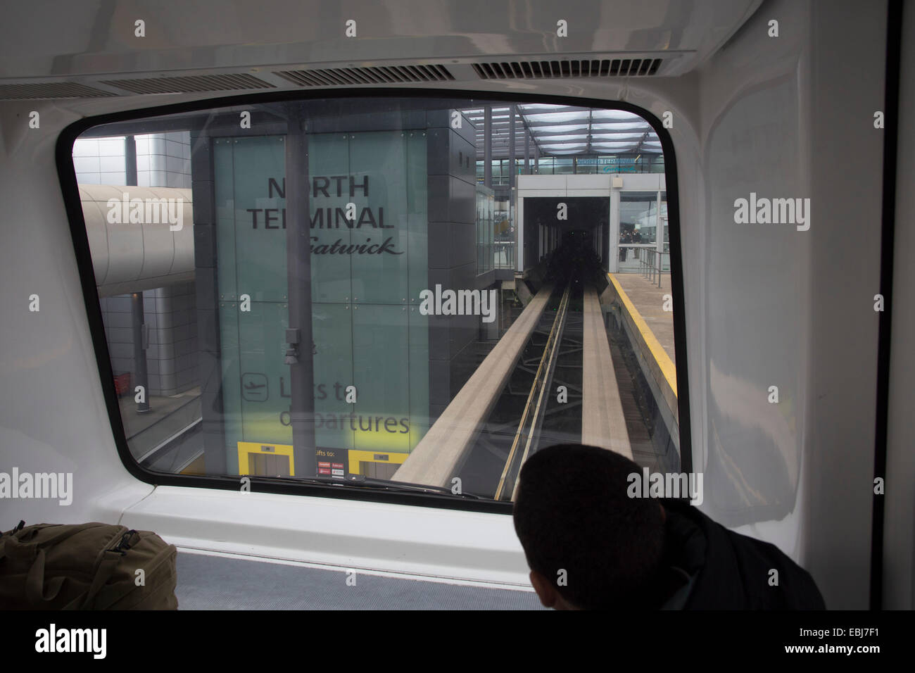 An Bord die Monorail Zug verbindet Gatwick South und Gatwick North Flughafen-Terminals. Stockfoto