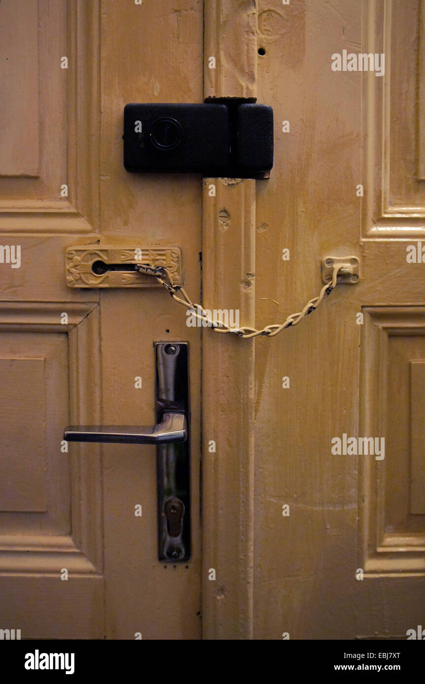 Sicherheit Sicherheitskette In Der Tur Haus Wohnung Stockfoto