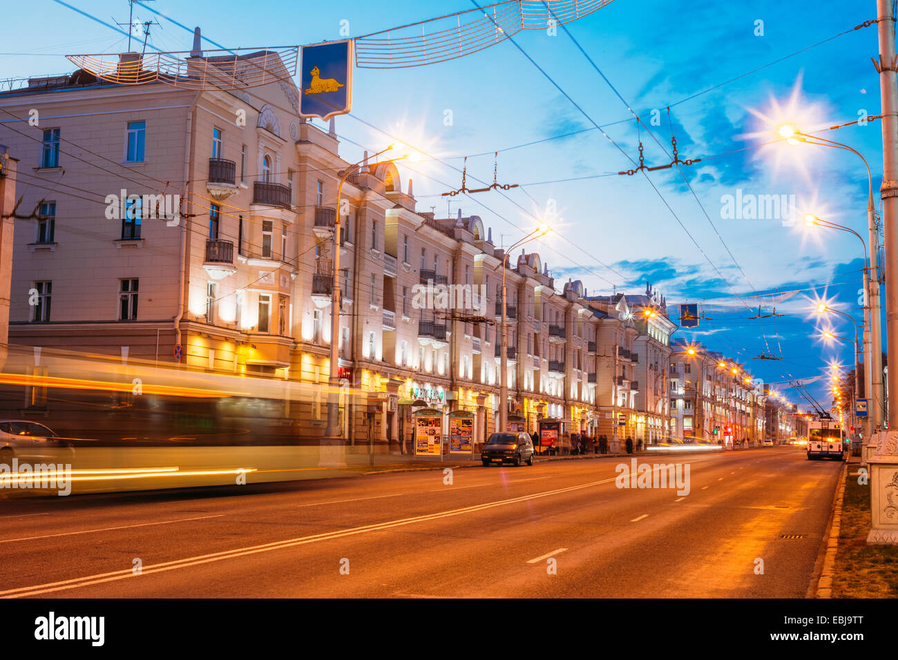 Traffic - Light Trails auf Lenin Avenue In Gomel, Weißrussland zu beschleunigen. Straße in der Nacht, Langzeitbelichtung Stockfoto
