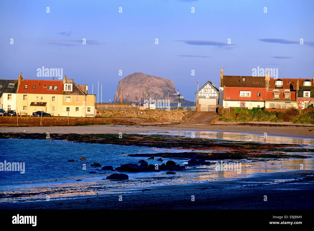 Blick auf dem Bass Rock von West Bay, North Berwick, East Lothian, Schottland. Stockfoto