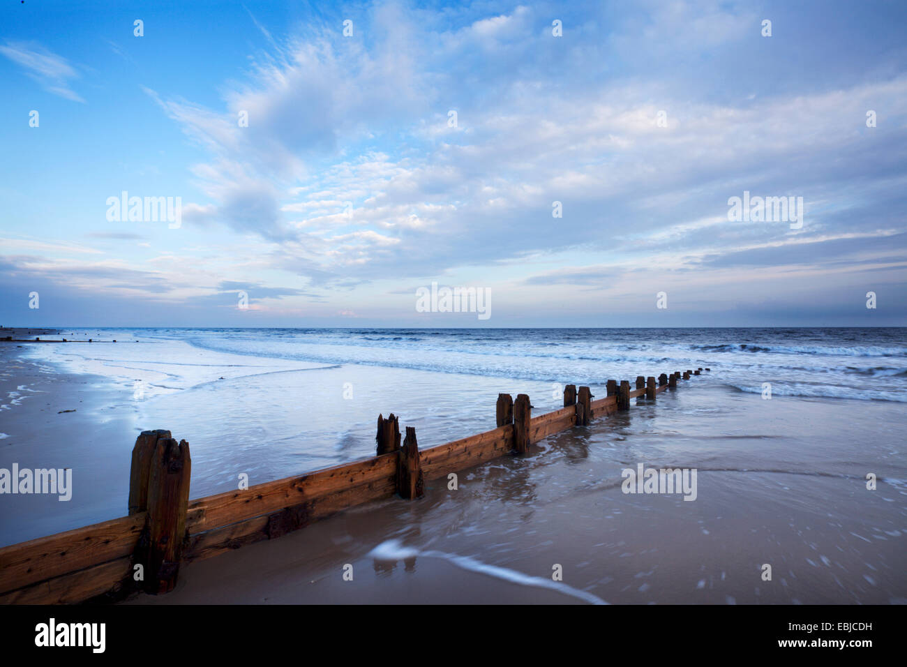 Buhnen und Abendlicht an Alnmouth Strand Northumberland Küste Englands Stockfoto