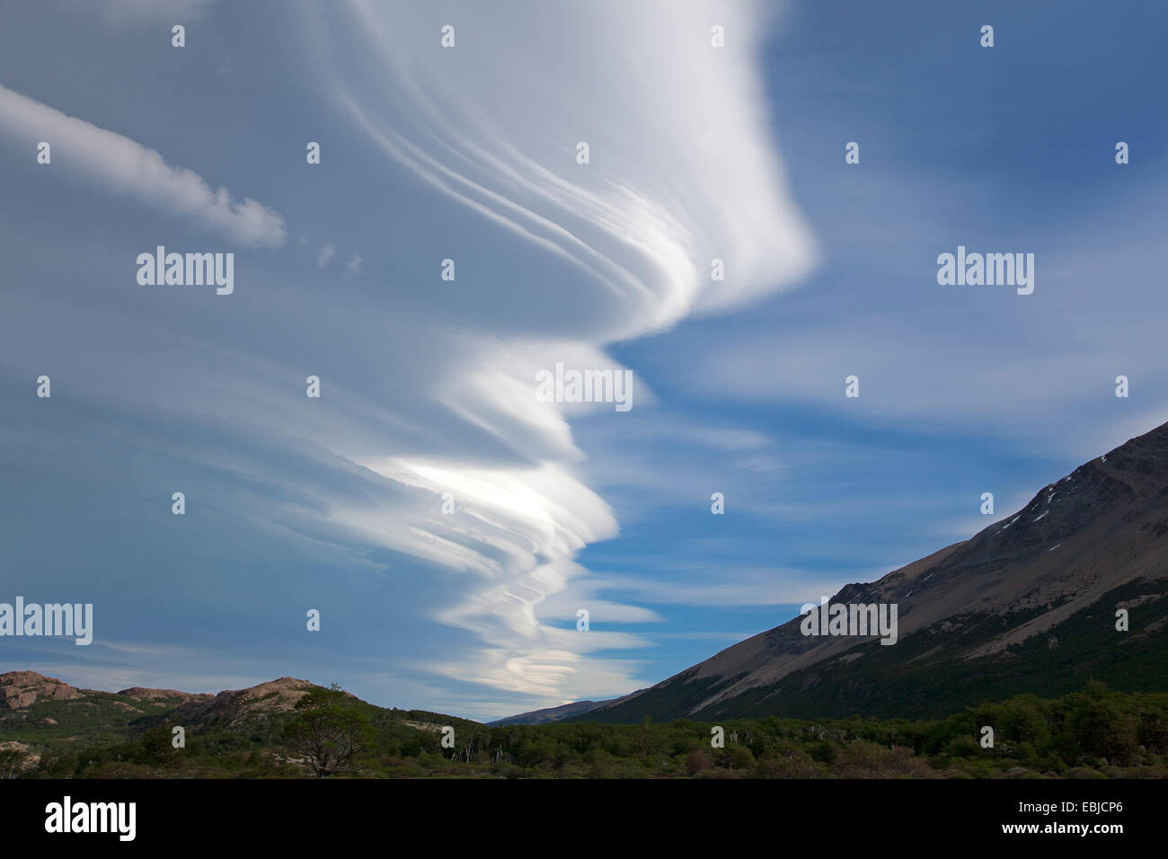 Linsenförmige Wolken (Altocumulus Lenticularis) Patagonien. Argentinien Stockfoto