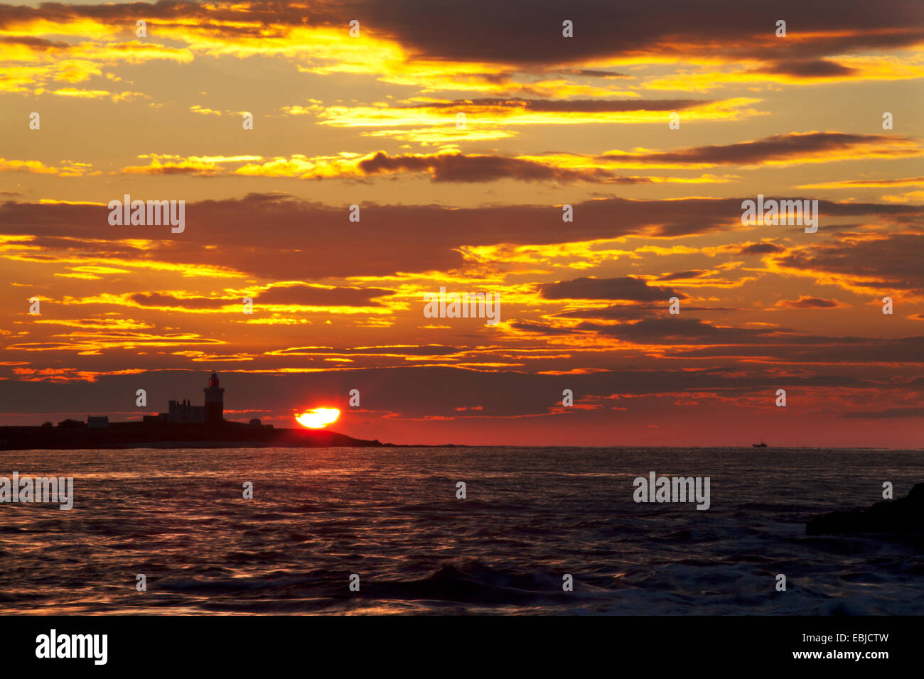 Sonnenaufgang am Coquet Island Tölt von der Northumberland Küste England Stockfoto