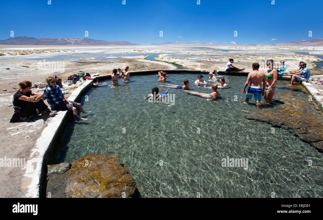 Touristen in die Polques Hot Springs. Chalviri Wüste (auf dem Salar de Uyuni Tour). Bolivien Stockfoto